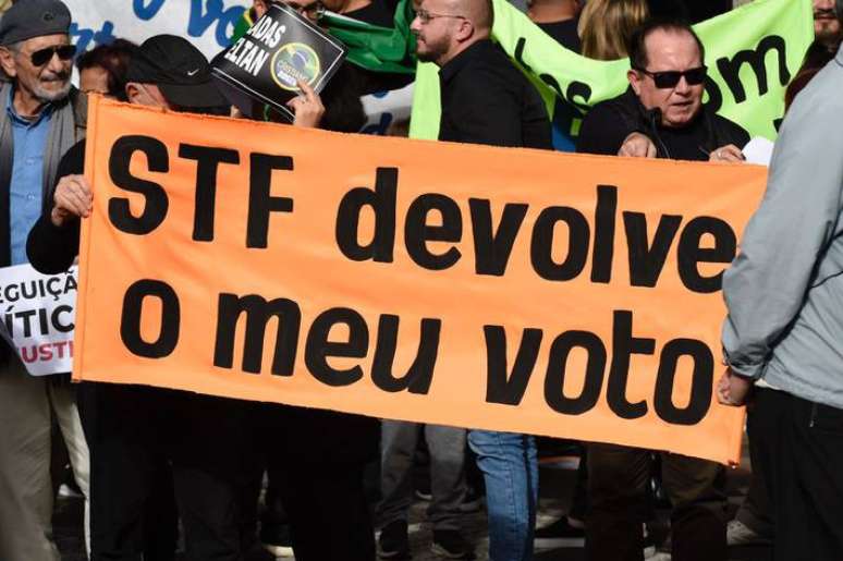 Protesto de apoiadores de Deltan Dallagnol, na tarde de domingo, no centro de Curitiba