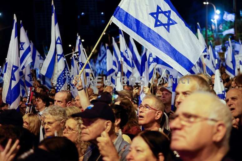 Pessoas participam de uma manifestação contra o primeiro-ministro israelense Benjamin Netanyahu e a reforma judicial de seu governo de coalizão nacionalista, pela 20ª semana consecutiva em Tel Aviv, Israel, 20 de maio de 2023. REUTERS/Ammar Awad