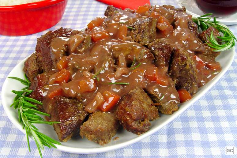 Pot of meat with wine for a chic and easy lunch