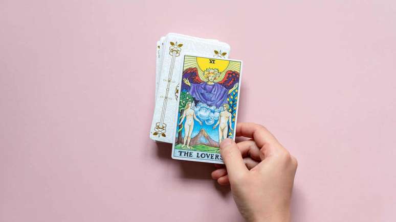 A carta do tarot que representa o signo de Gêmeos é "Os Enamorados". Descubra o que ela pode nos ensinar! -