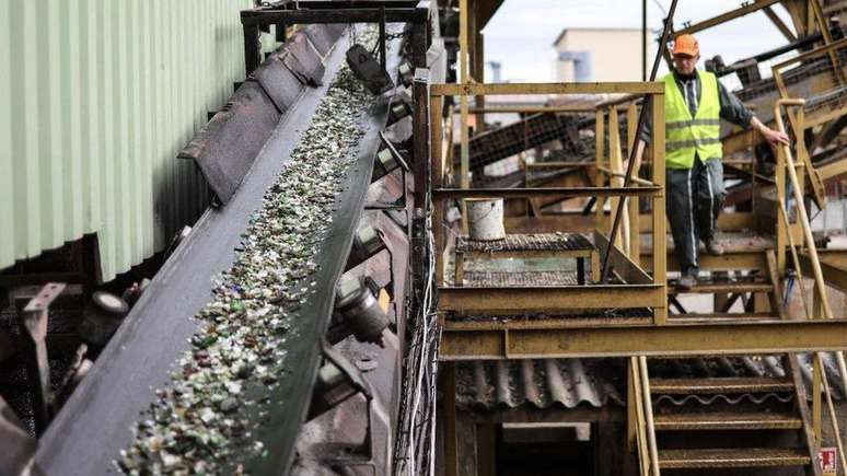 O vidro pode ser quebrado em fragmentos que são usados ​​para reciclagem