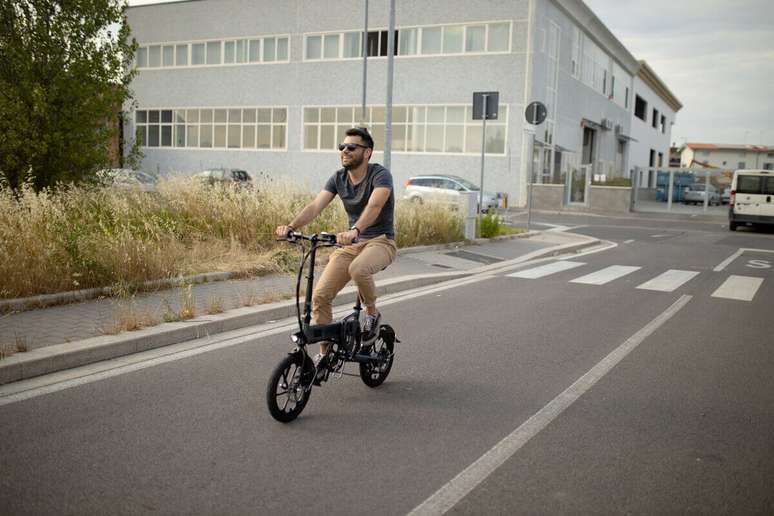 E-bike ajuda a economizar dinheiro e a evitar trânsito 