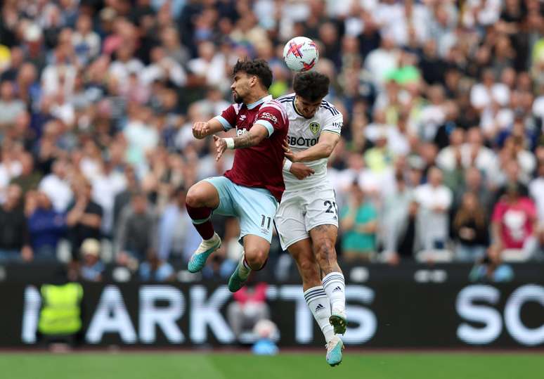 Struijk (de branco) disputa a bola com Paquetá. Brasileiro foi bem marcado, mas assim que passou a buscar o jogo mais atrás, comandou as ações do West Ham  – Tom Dulat/Getty Images