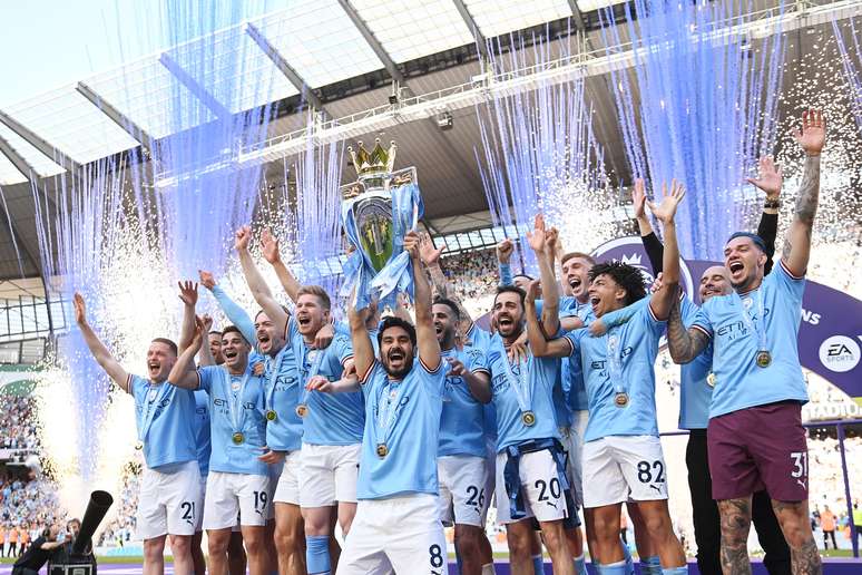 Gundogan  (será que ele seguirá no clube) ergue o caneco – Michael Regan/Getty Images