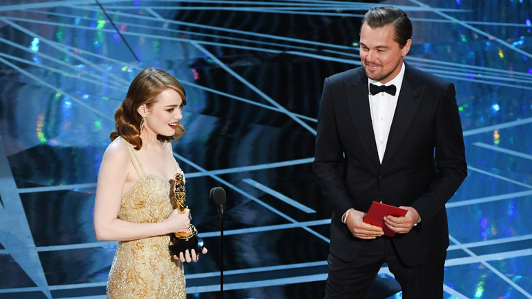 Emma Stone ao receber o Oscar de Melhor Atriz por La La Land das mãos de Leonardo DiCaprio, em fevereiro de 2017.