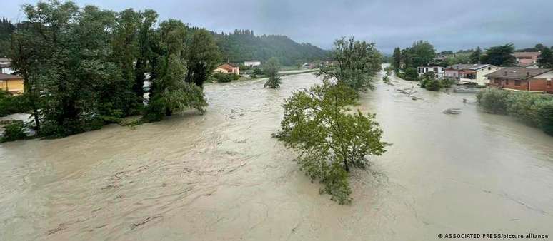 Fortes chuvas na Itália fizeram rios transbordarem