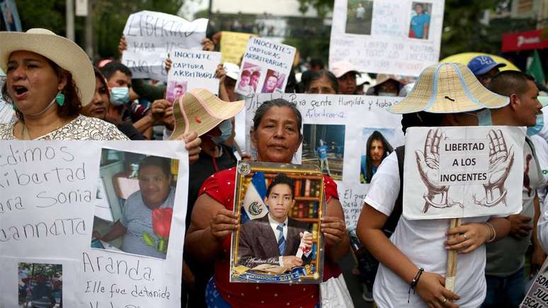 Em San Salvador, manifestantes denunciam pris&otilde;es arbitr&aacute;rias durante o regime de exce&ccedil;&atilde;o estabelecido por Bukele
