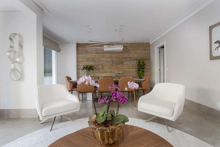 Vaso com flores oferece harmonia para decora&ccedil;&atilde;o 