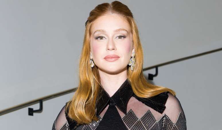 Marina Ruy Barbosa causou polêmica por deixar seios à mostra em look com transparência.