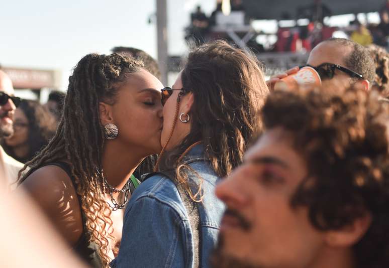 Ex-BBB foi flagrada aos beijos durante o Nômade Festival, em São Paulo.