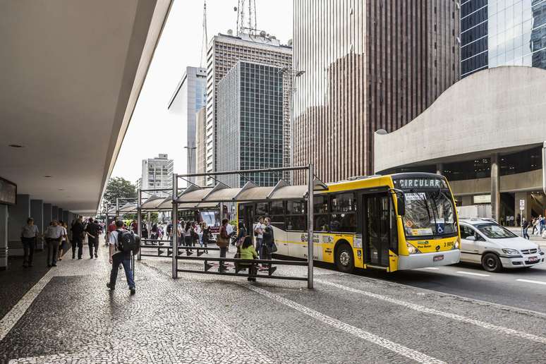 Foto mostra ônibus na Avenida Paulista, em SP