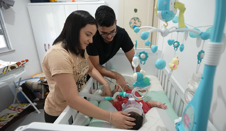 Higor Duarte e Steffany Kempes se revezam há sete meses, dia e noite, para cuidar do filho, Lian, enquanto ele dorme