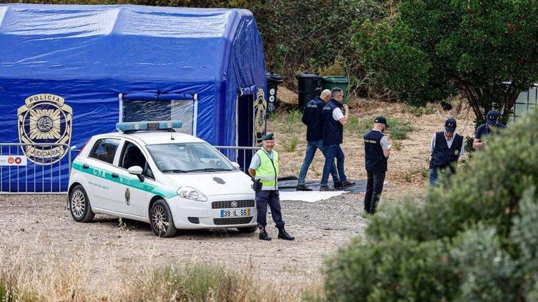 A polícia isolou um trecho da represa e montou tendas azuis para realizar as buscas