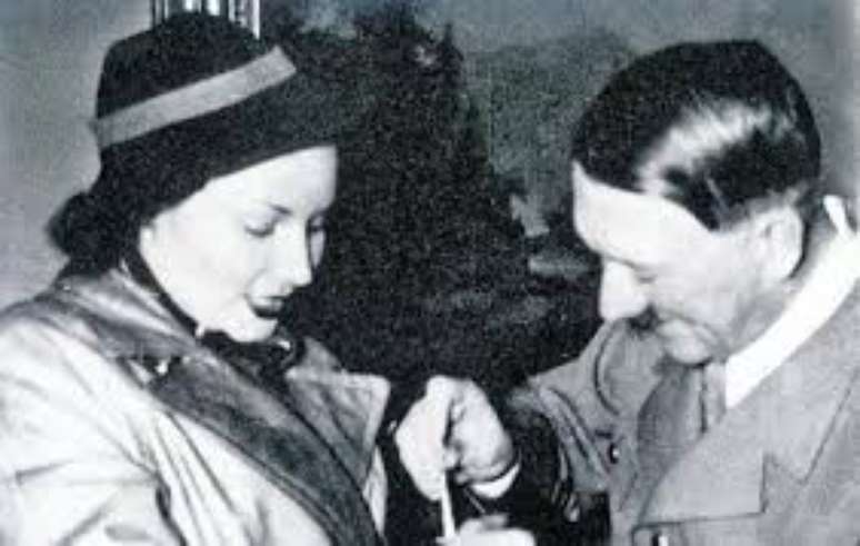 Lída Baarová e Adolf Hitler (Reprodução)