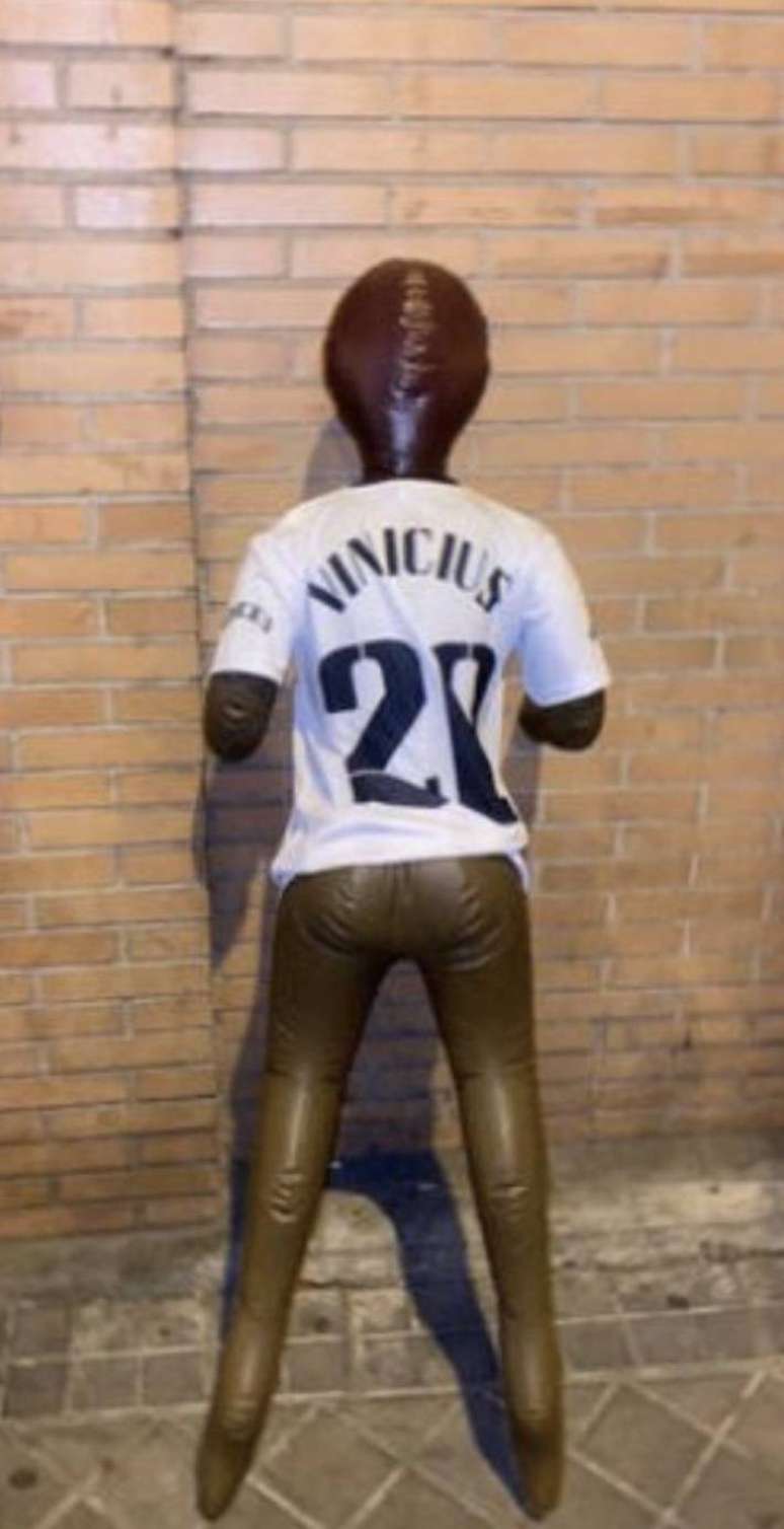 Boneco com a camisa de Vinícius Junior. Objeto apareceu enforcado em ponte de Madri em janeiro deste ano.