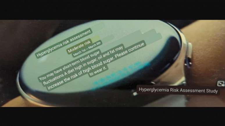 Recurso de monitoramento de níveis de açúcar no sangue do Huawei Watch 4 traduzido do chinês para o inglês.