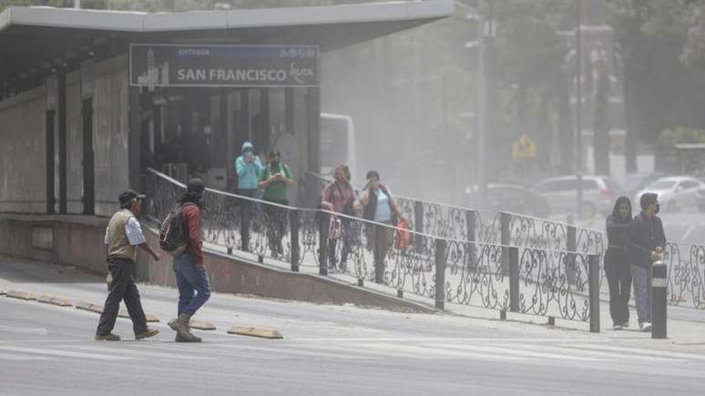 Uma névoa branca de cinzas invadiu as ruas de Puebla