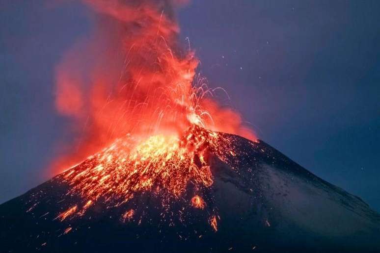 A erupção do vulcão provocou o cancelamento de voos desde sábado no aeroporto internacional da Cidade do México