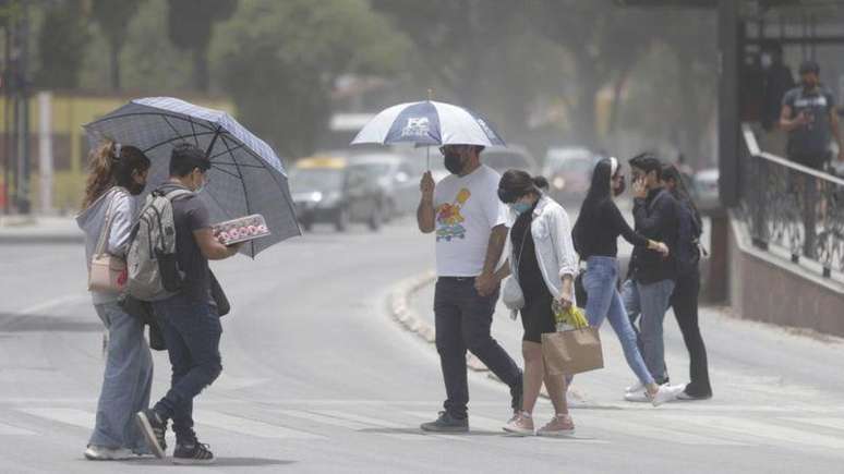 Além de máscaras, algumas pessoas usaram guarda-chuva para se proteger das cinzas vulcânicas