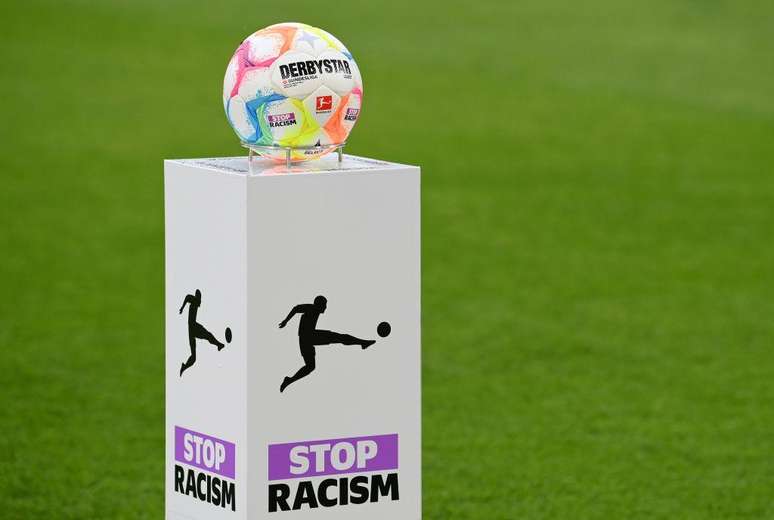 A&ccedil;&atilde;o contra o racismo antes de um jogo da Bundesliga, liga profissional de futebol da Alemanha