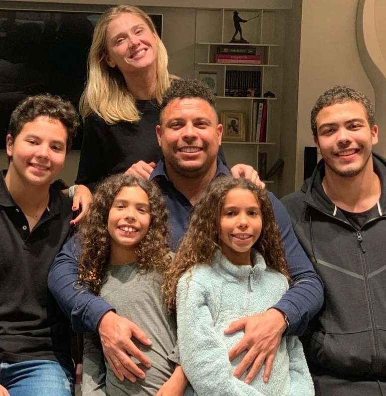 O casal com os filhos de Ronaldo: convivência harmoniosa com privacidade preservada
