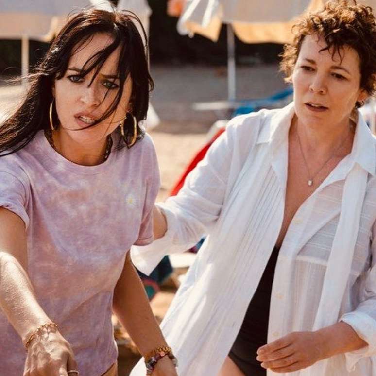 A jovem mãe interpretada por Dakota Johnson traz à tona emoções confusas para a protagonista, Lena (Olivia Colman)