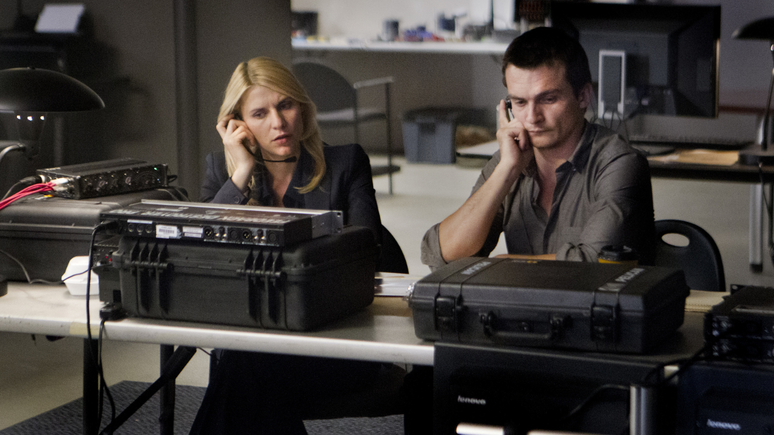 Claire Danes como Carrie Mathison e Rupert Friend como Peter Quinn em cena de Homeland.
