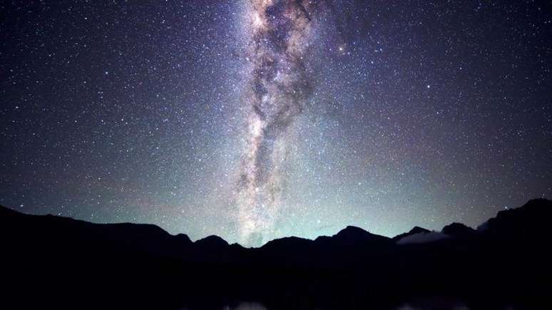 A Via L&aacute;ctea est&aacute; se dirigindo para onde est&aacute; localizado o Grande Atrator