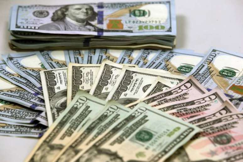 O dólar bateu o patamar dos R$ 4,94, com queda de 0,59% por volta das 10h30 desta quarta-feira, 24