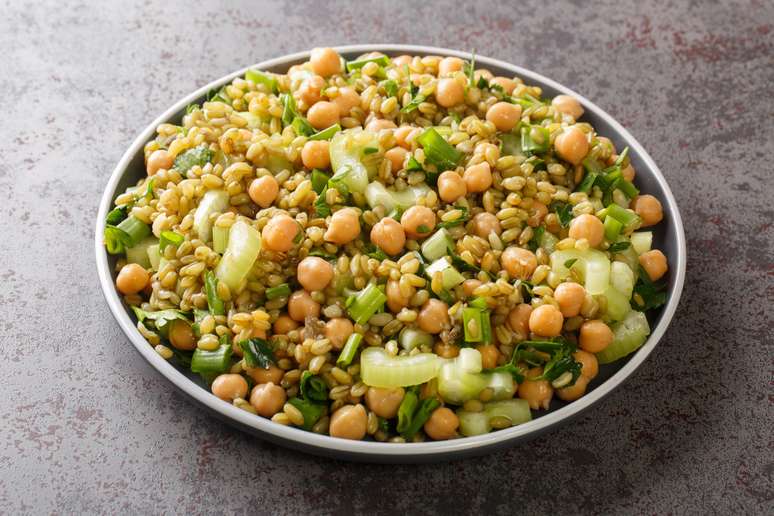 Freekeh pode ser consumido com salada 