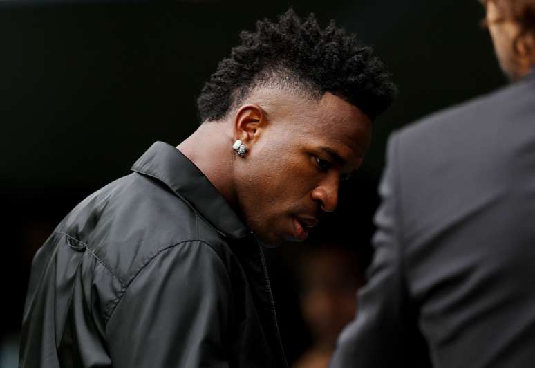 Vinicius Junior está presente no Santiago Bernabeu para acompanhar jogo do Real 