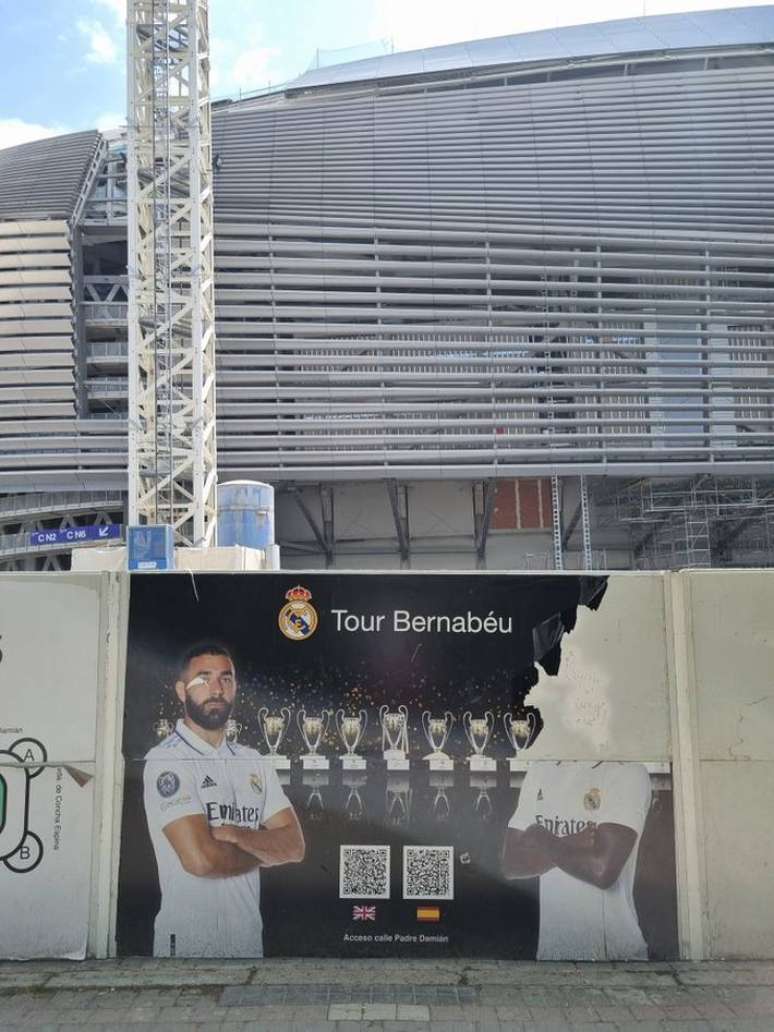 P&ocirc;ster com a imagem de Vini Jr. foi arrancado pr&oacute;ximo ao Santiago Bernab&eacute;u.