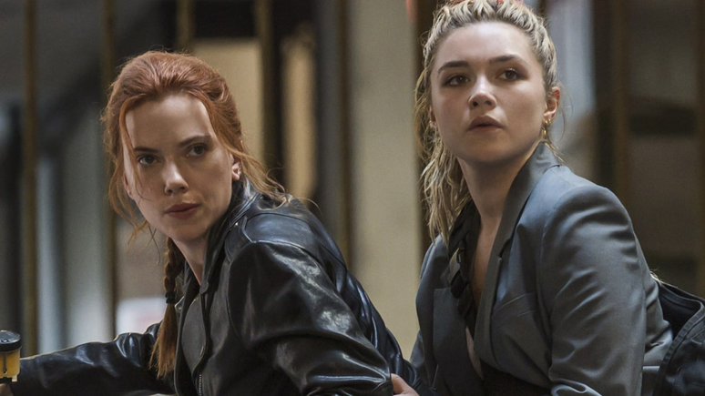 Scarlett Johansson e Florence Pugh em cena de Viúva Negra.