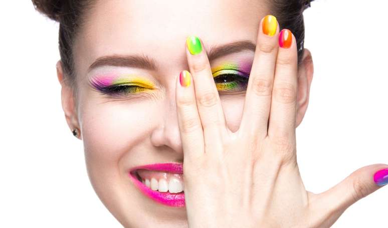 Color block nas unhas decoradas! A tend&ecirc;ncia que chegou &agrave;s unhas para deixar seu visual mais marcante e colorido.