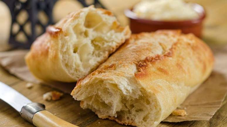 Pãozinho francês caseiro | 6 receitas para acompanhar caldos e sopas