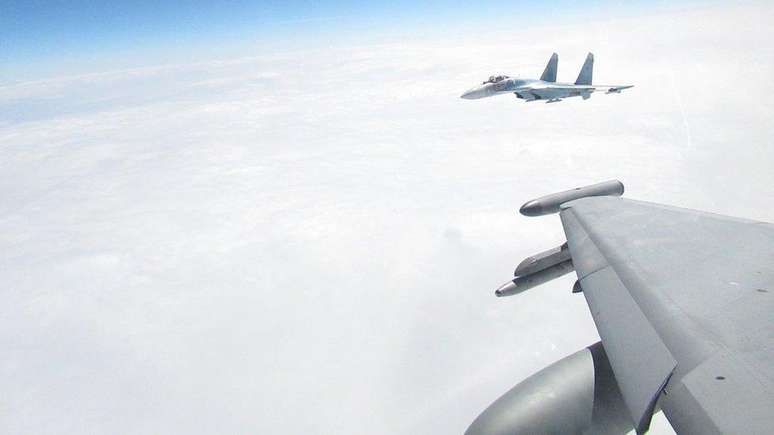 Caça russo fotografado de um avião de caça Typhoon atuando como parte da missão de Policiamento Aéreo Báltico da Otan