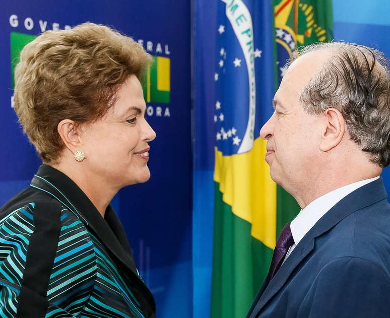 Então presidenta Dilma Rousseff em cerimônia de posse de Renato Janine Ribeiro como Ministro da Educação
