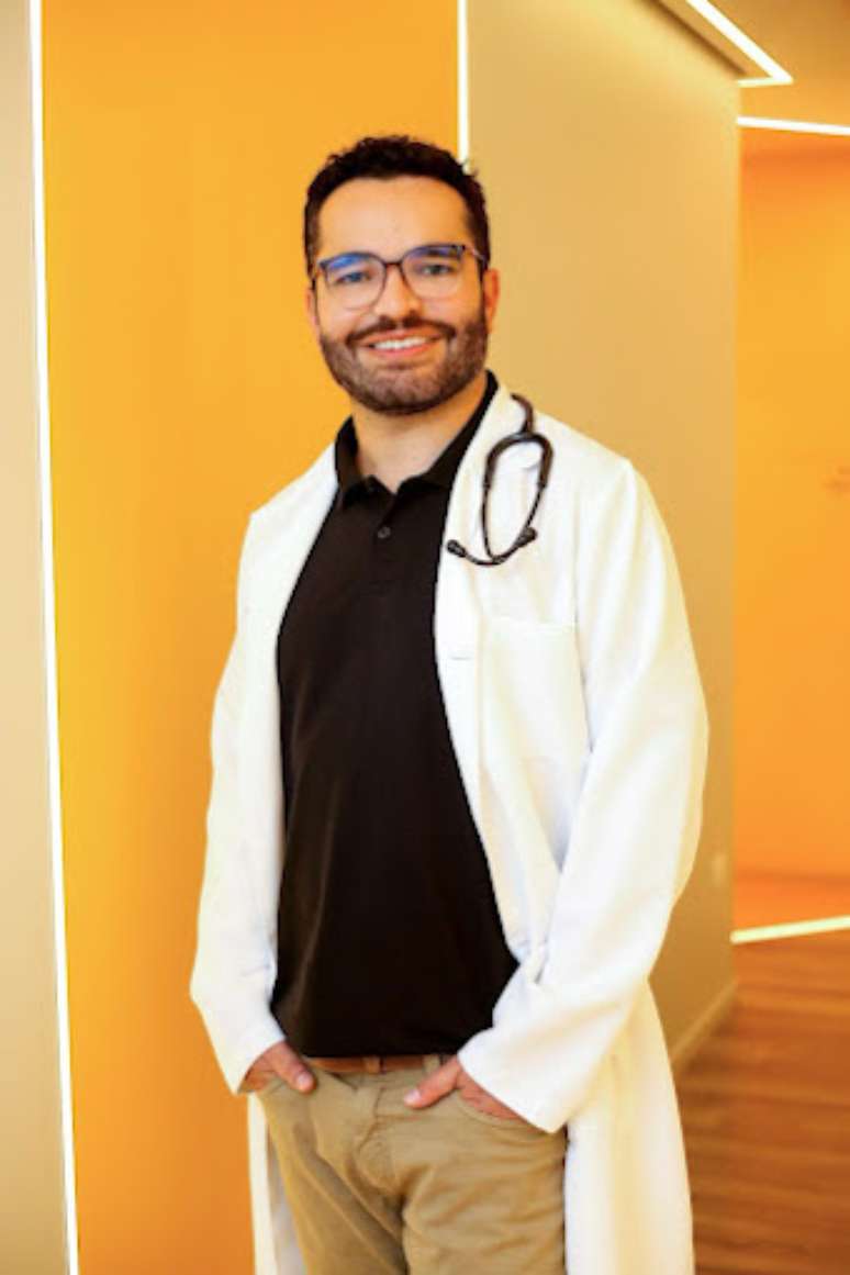 Dr. Vinícius Borges, infectologista conhecido como como "Doutor Maravilha", que atua há oito anos promovendo saúde e inclusão para a comunidade LGBTQIAPN+
