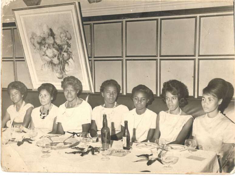 Laudelina, terceira à direita, promovia jantares para cozinheiras no clube Paulistano da Glória, em São Paulo 