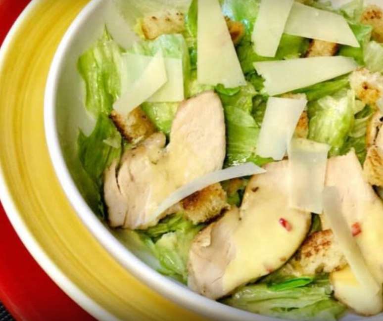 Salada casear, original, com frango, molho e os croutons.