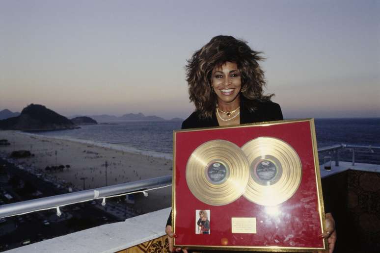 Aqui no Brasil, Tina também posou com seu disco de ouro