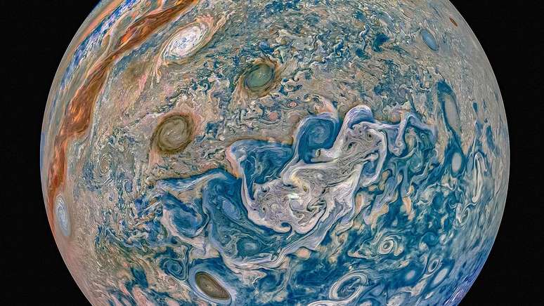 Lightning from Jupiter and Earth are more similar than you think