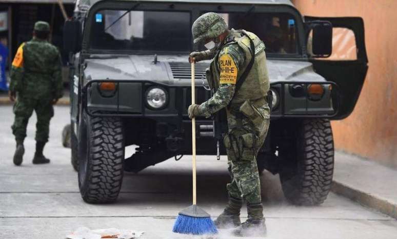 Milhares de soldados foram mobilizados devido &agrave; possibilidade de ser necess&aacute;ria a evacua&ccedil;&atilde;o de &aacute;reas pr&oacute;ximas, algumas das quais estavam cobertas de cinzas