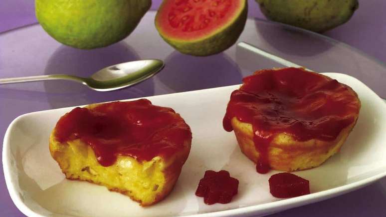 Petit gâteau de queijo com calda de goiaba