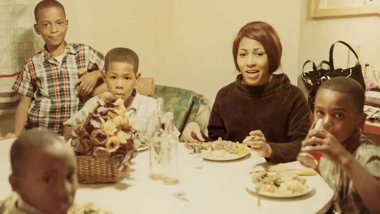 Tina Turner e os quatro filhos pequenos 