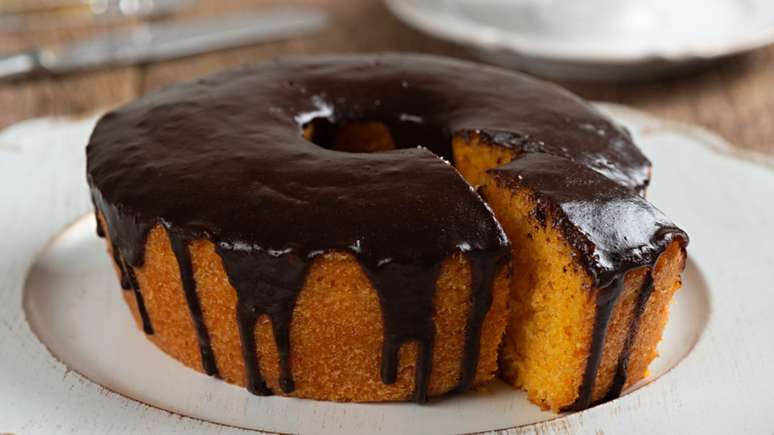 Bolo de cenoura com ganache de chocolate