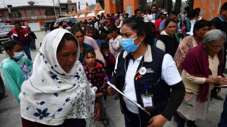 Moradores de Santiago Xalitzintla receberam na ter&ccedil;a-feira um kit de prote&ccedil;&atilde;o contra a queda das cinzas do "Popo"