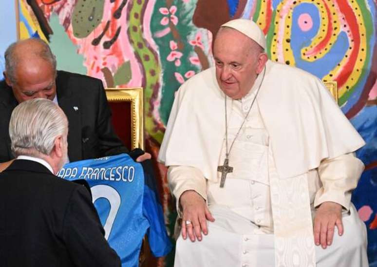 Papa Francisco Ganha Camisa Nº 10 Do Napoli 5749