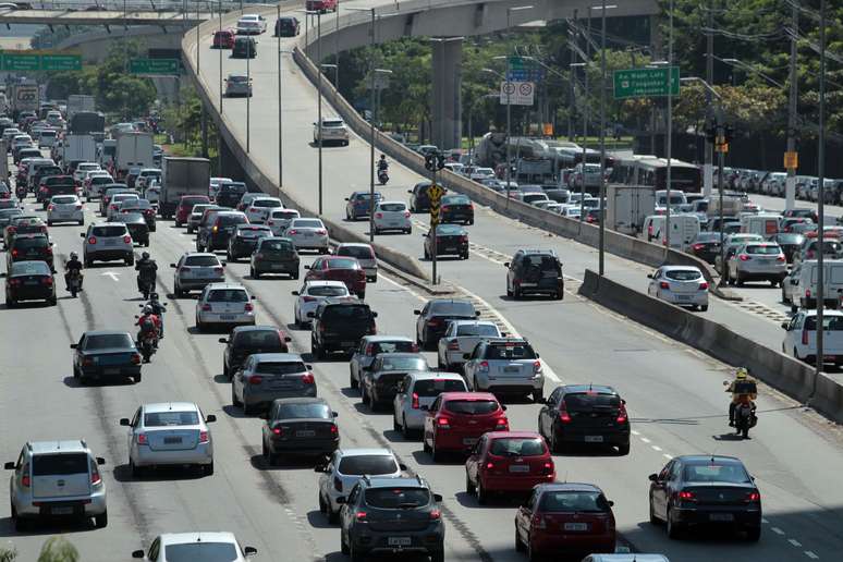 Trânsito na Marginal Pinheiros, próximo à Ponte Estaiada, na zona sul da capital paulista.