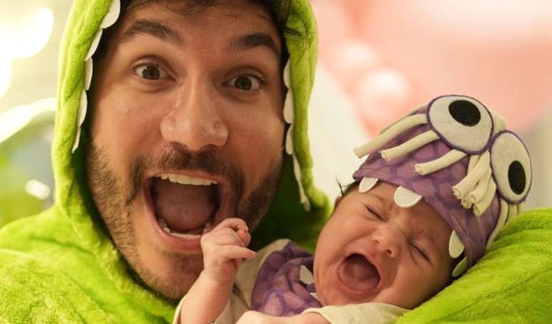 Eliezer posta fotos com a filha e levanta debate sobre aparência da bebê.